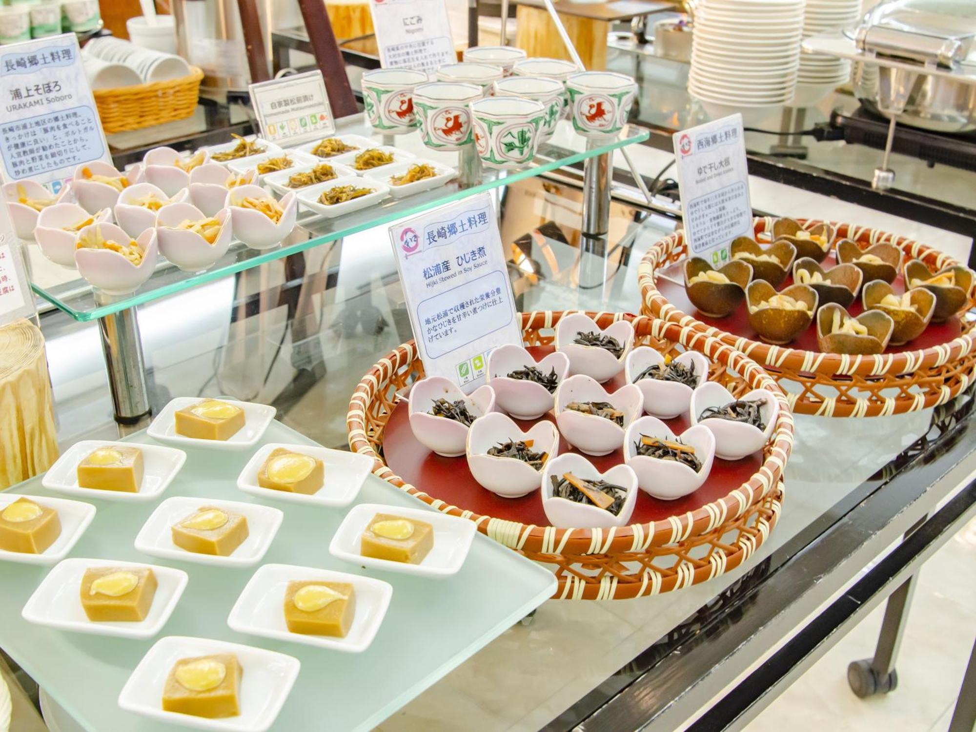Hotel Den Haag Huis Ten Bosch Sasebo Ngoại thất bức ảnh A selection of dim sum at a buffet