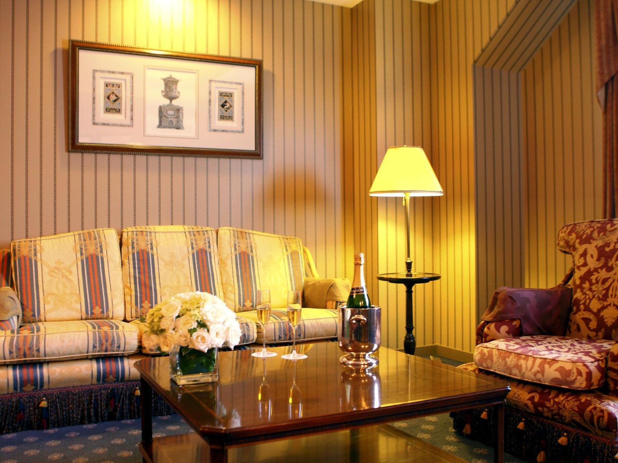 Hotel Den Haag Huis Ten Bosch Sasebo Ngoại thất bức ảnh The interior of a suite at the Ritz